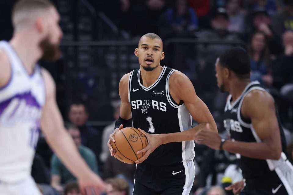 文班26+13+5帽马刺大胜爵士 福克斯31+5+5弩机17+11+14